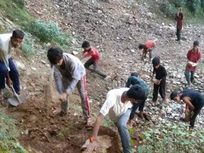 बैतडीका बालबालिकाले गरे गाउँको बाटो मर्मत 